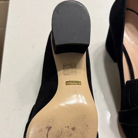 Gucci Women's Black Loafers with Gold Detail - Picture 5 of 7